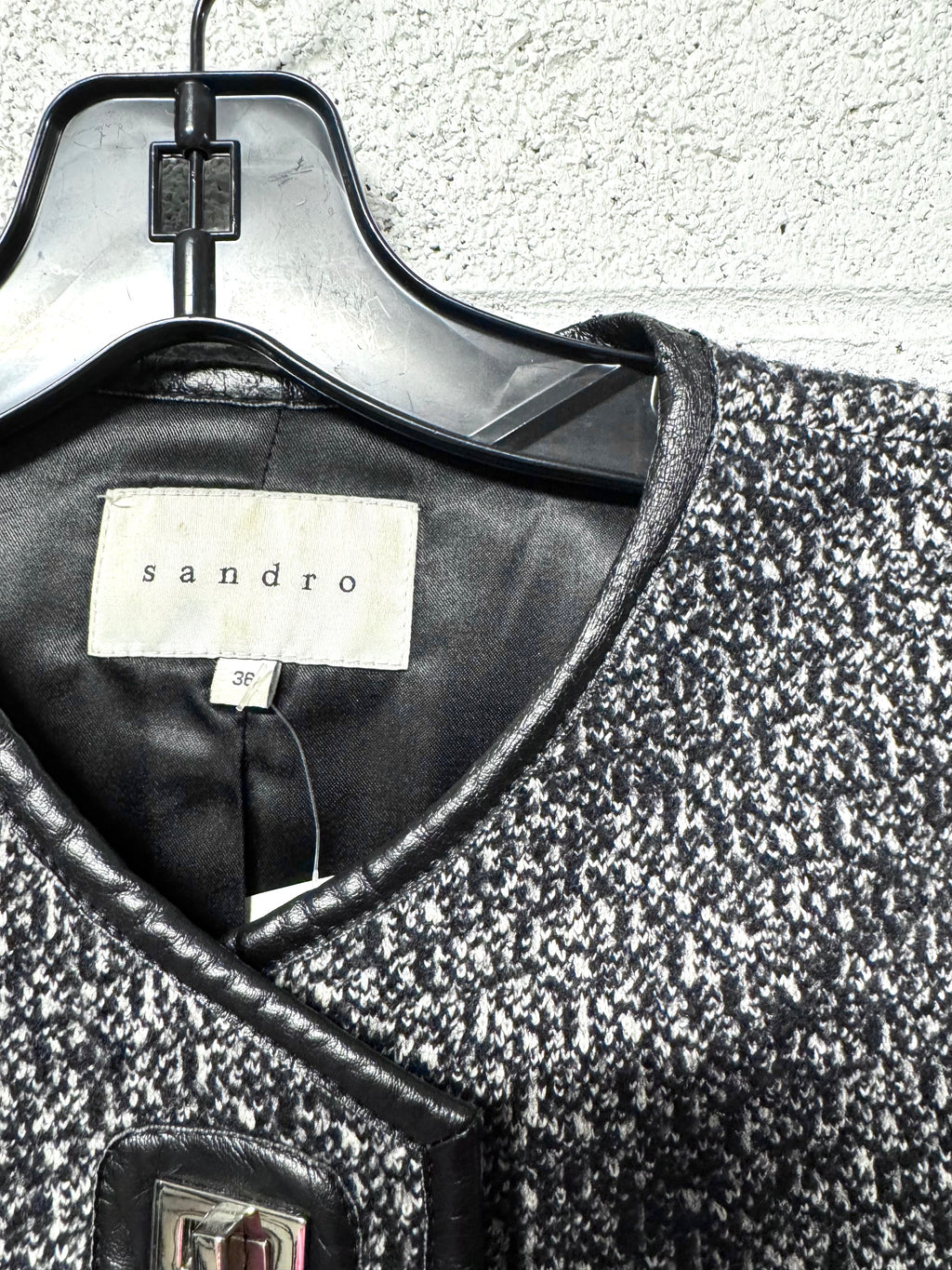 Veste courte blanche et noir Sandro