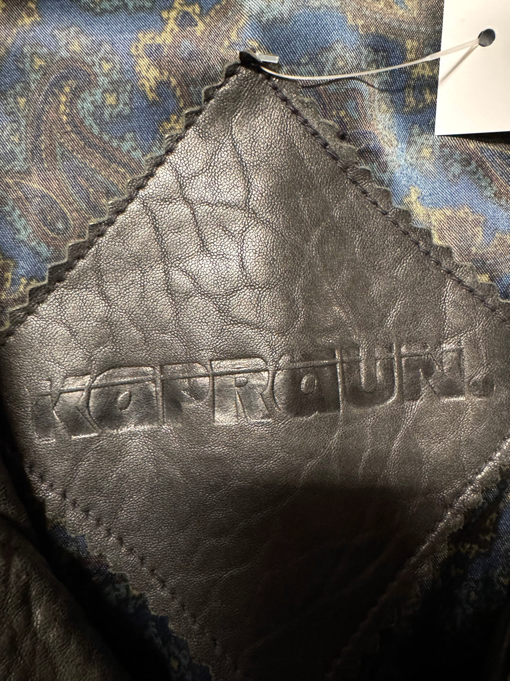 Veste en cuir Kapraun. Motif cachemire