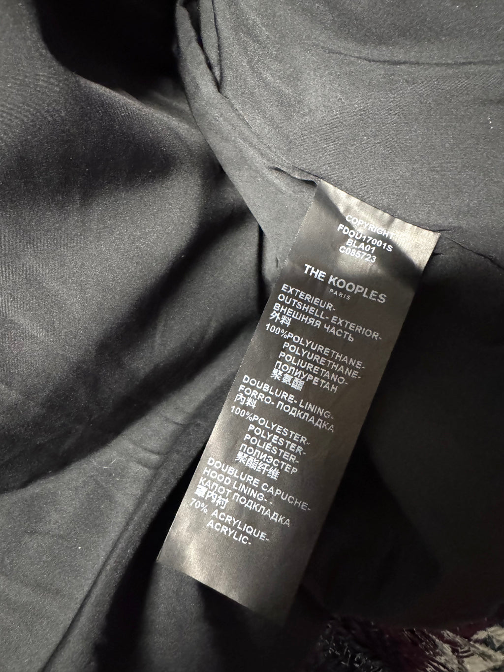 Veste courte doudoune noir brillante a capuche fourrure The Kooples