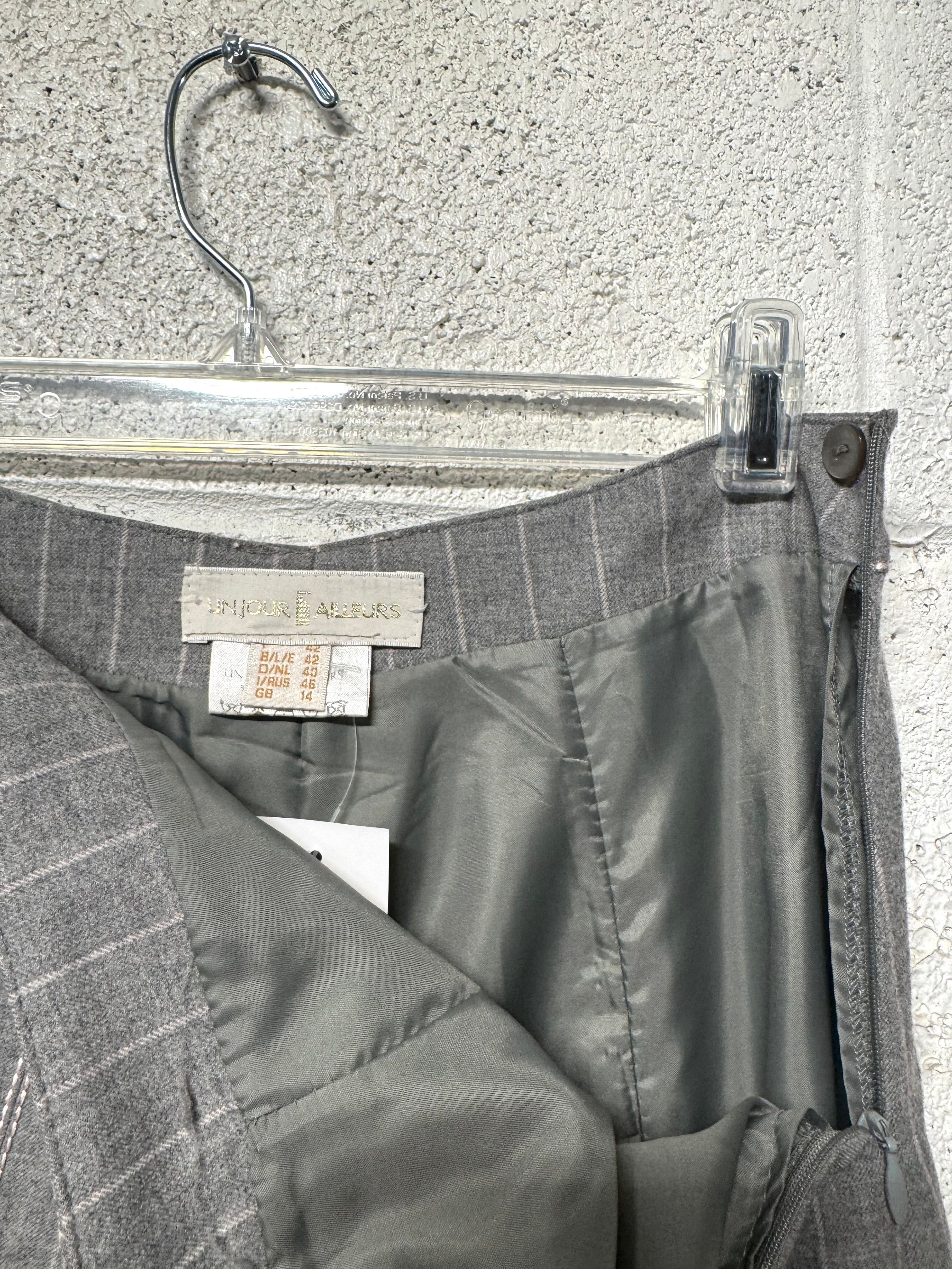 Jupe Longue grise avec detailles rose  poudrées Un jour Ailleurs