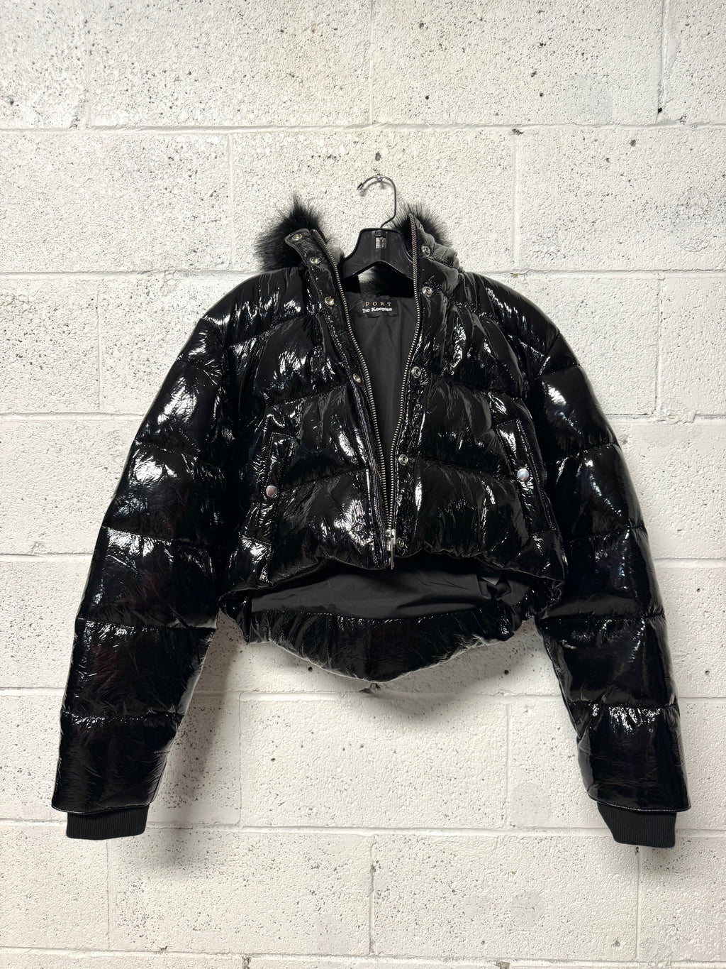 Veste courte doudoune noir brillante a capuche fourrure The Kooples