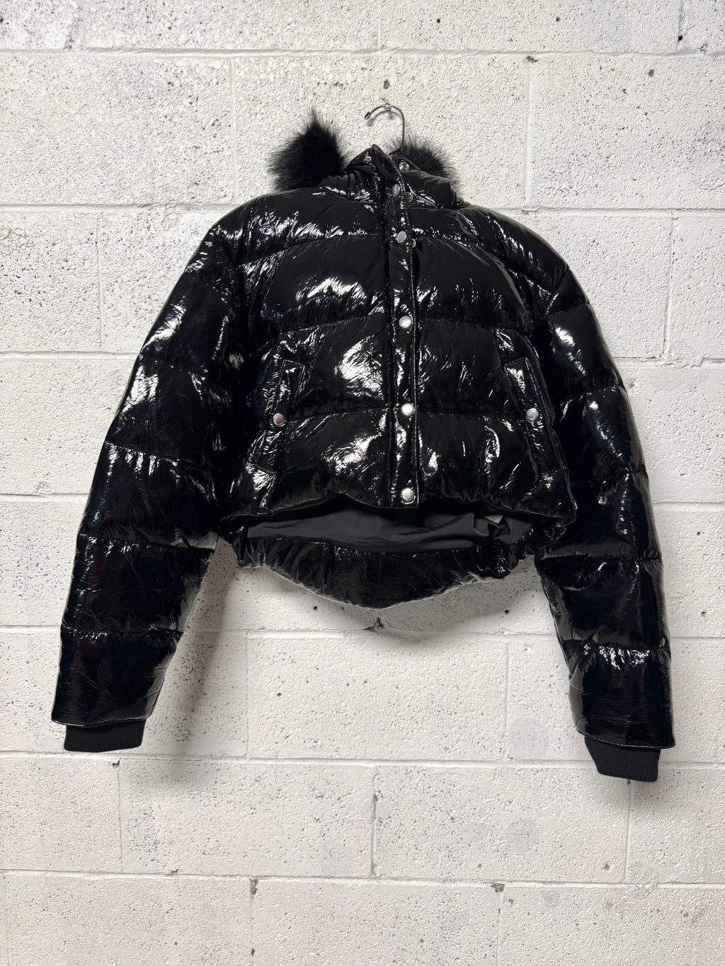 Veste courte doudoune noir brillante a capuche fourrure The Kooples