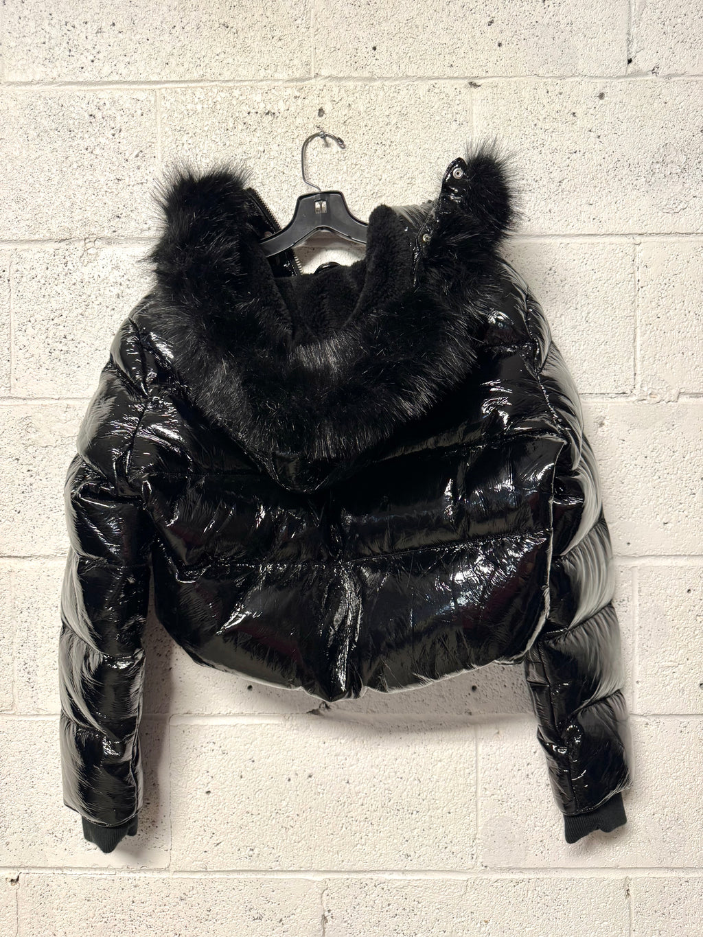 Veste courte doudoune noir brillante a capuche fourrure The Kooples